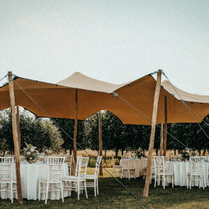 Aurora – Stretchzelt in Sand/Creme mit den Maßen 10 × 15 m